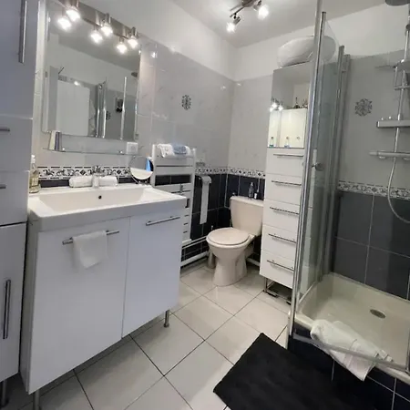 Cozy A 2 Minutes Du Metro Homestay *