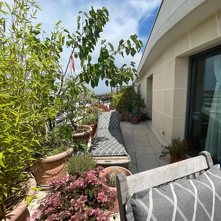 Cozy A 2 Minutes Du Metro Homestay